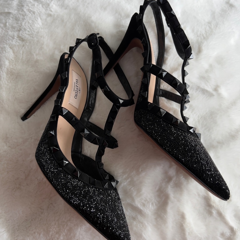 SATIN ROCKSTUD PUMP WITH EMBROIDERY